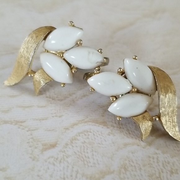 Vintage TRIFARI Milk Glass Clip On Earrings - Picture 4 of 8